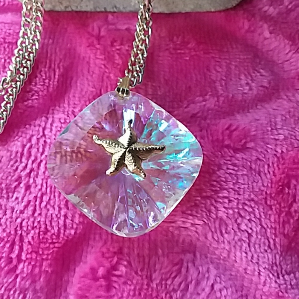 BDA SHIMMERING 24" GOLD CHAIN SHELL NECKLACE - Picture 2 of 5